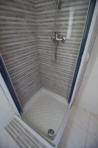 加利波利Appartamento Rivabella的玻璃门淋浴和淋浴