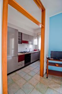 加利波利Appartamento Rivabella的一间厨房,配有不锈钢用具和门廊