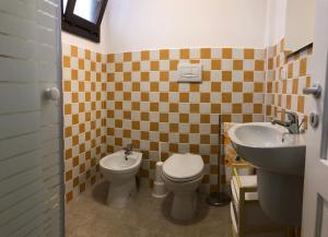 皮诺港MARIA'S HOUSE的一间带卫生间和水槽的浴室