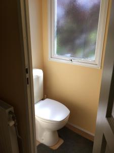 圣安娜兰Chalet "CLARA "的一间带白色卫生间的浴室和窗户。