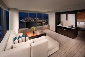 大西洋城Ocean Casino Resort的客厅配有白色沙发和大窗户