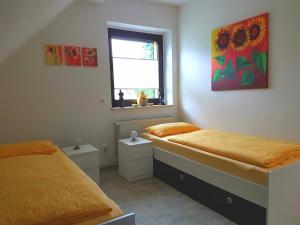 巴特贝尔齐希Ferienwohnung Auszeit Bad Belzig Näthe的一间卧室设有两张单人床和一个窗户。