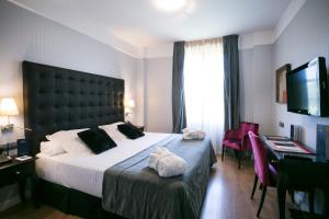 格拉纳达三位一体之家酒店的酒店客房设有一张大床和一台电视。