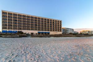 派恩诺尔肖尔斯Crystal Coast Oceanfront Hotel的沙滩旁的海滩上酒店