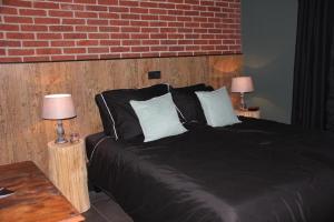 恩斯赫德B & B Chawe的一间卧室配有一张带两盏灯的黑色床。