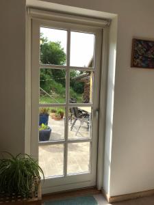 布罗斯特Tranum Lys og Glas的开放式门,享有庭院的景色