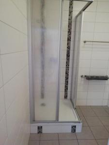 吕本瑙Ferienwohnung am Torbogen Nr.2的浴室里设有玻璃门淋浴