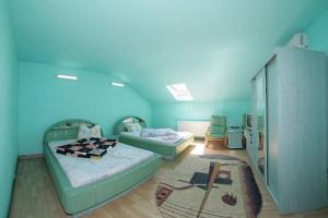 卢戈日Mi Sian Mura的客房设有两张床和蓝色的天花板。