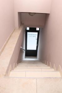 巴统Hotel Peria的通往门的楼梯