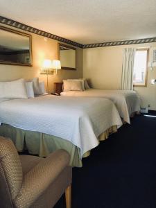 科迪科迪霍斯特经济酒店的酒店客房,配有两张床和椅子