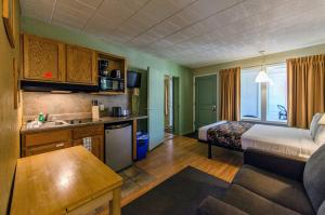 怀尔德伍德Marlane Motel的酒店客房设有一张床和一个带水槽的厨房