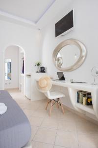 佩里萨阿尼斯纳别墅酒店的白色的客房配有书桌和镜子