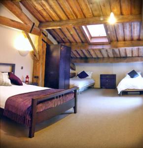 伦敦K仓库3号公寓的一间带两张床的卧室,位于木天花板的房间