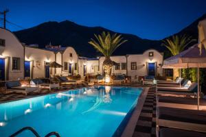 佩里萨阿尼斯纳别墅酒店的夜间在度假村的游泳池