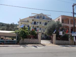 苏卡雷斯费罗西尼亚公寓及一室公寓的前面有旗帜的大建筑
