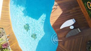 檀香山威基基海滩波利尼西亚酒店的水中三个植物的游泳池
