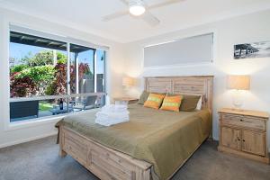 伦诺克斯角Seascape - Lennox Head的一间卧室设有一张床和一个大窗户