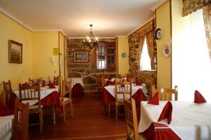 卡斯特罗卡尔德拉斯维森特里斯科酒店的餐厅配有桌椅和红色餐巾