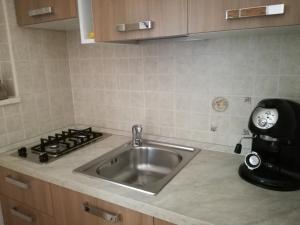 卡拉古诺内Apartment Altomare的厨房配有水槽和炉灶