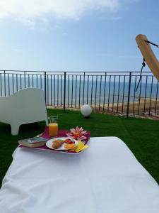 恩佩多克莱港维斯塔马雷住宿加早餐旅馆的一张桌子上的盘子,享有海景