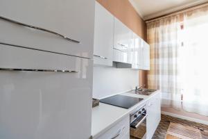 阿尔巴Casa del Fotografo的厨房配有白色橱柜和水槽