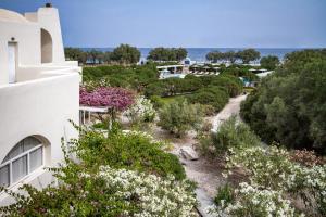 佩里沃罗白色卡提吉斯海涛酒店的从大楼一侧可欣赏到花园景色