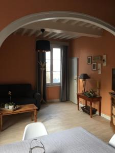 翁弗勒尔Appartement de L'Escale的客厅配有沙发和桌子
