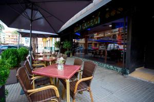 甘迪亚博尔吉亚酒店的户外餐厅设有桌椅和遮阳伞