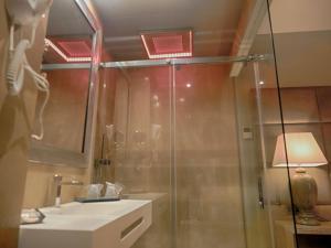 Adamuz圣安德烈斯旅馆的带淋浴、盥洗盆和镜子的浴室