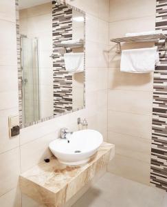 亚罗钦Hotel - Restauracja "SŁONECZNA"的白色的浴室设有水槽和镜子