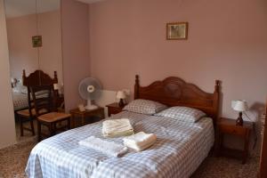 SellaVilla Pico的一间卧室配有一张床,上面有两条毛巾