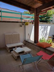 托里德欧索Casa Poesia的庭院配有椅子、长凳和桌子