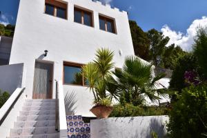 SellaVilla Pico的白色的房子,有楼梯和棕榈树