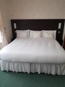 Hebburn-on-TyneThe Hebburn Great House的一张白色大床,配有白色床单和枕头
