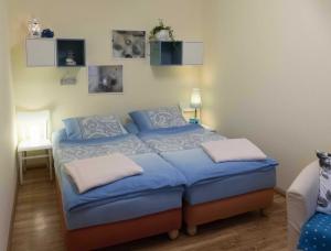 路德斯塔德·威特比Pension im Adventhaus的一间卧室配有两张蓝色床单