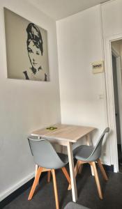 利布尔讷Agreable appartement proche Gare的一张桌子和两张椅子