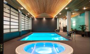 利勒斯特罗姆同恩运动场酒店的一座带热水浴缸的大楼内的大型游泳池