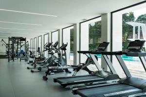 卢索德鲁索格兰德酒店的健身房里一排有氧运动器材,设有窗户