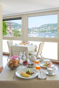 科莫巴格尔达高级酒店的一张带食物的早餐桌,享有海景