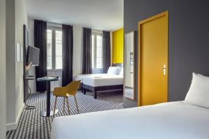 马赛马赛旧港宜必思尚品酒店的酒店客房带两张床和黄色门