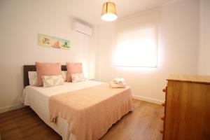 马拉加Del Parque Flats - Zamarrilla的一间卧室设有一张床和一个窗口
