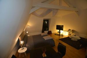 吕埃尔-马尔迈松科德赫宾馆的一间卧室设有一张床和一间客厅。