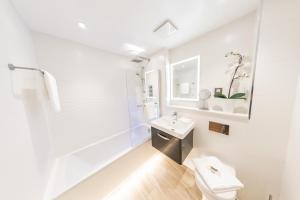 雷丁Ivory Lodge的白色的浴室设有水槽和卫生间。