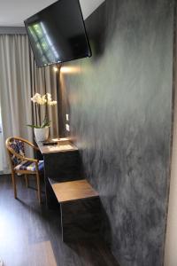 Valence-dʼAgenle tout va bien的一间设有桌子和黑色墙壁的房间