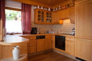 拉姆绍达赫斯坦Eggerhof - Ferienhaus的厨房配有木制橱柜和炉灶烤箱。