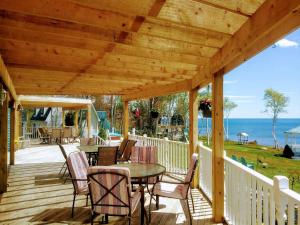 Indian Brook海鹦鹉海景庄园酒店的木甲板配有桌椅