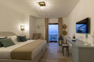 索伦托Romantic Relais Sorrento的一间带大床的卧室和一个阳台