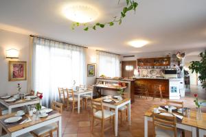 锡耶纳皮科洛基安蒂餐厅酒店的一间带桌椅的用餐室和一间厨房
