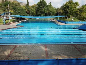 Bet AlfaBait Alfa Kibbutz Country Lodging的蓝色海水大型游泳池