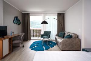沃尔特湖畔韦尔登文森斯酒店的一间卧室配有一张床、一张桌子和一张沙发